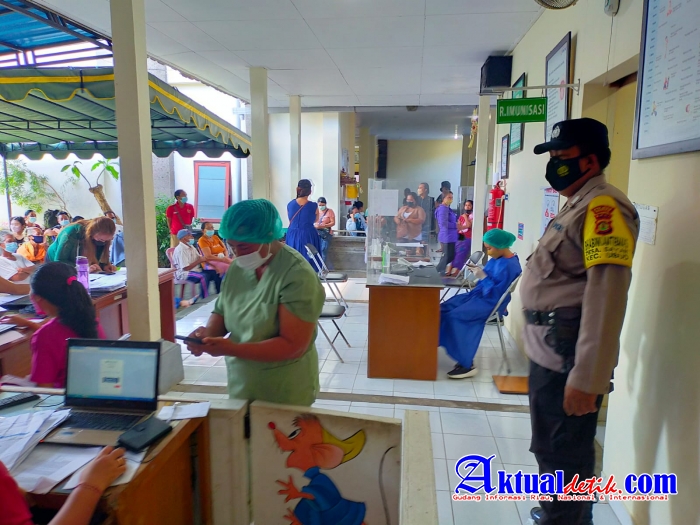 Wujudkan Kekebalan Komunal, Polsek Ubud Pantau Pengamanan dan Pelaksanaan Vaksinasi