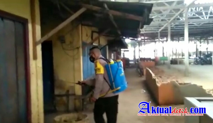 Minimalisir Penyebaran Covid-19 Personil Bhabinkamtibmas, Semprot Cairan Disinfektan di Pasar Dupa