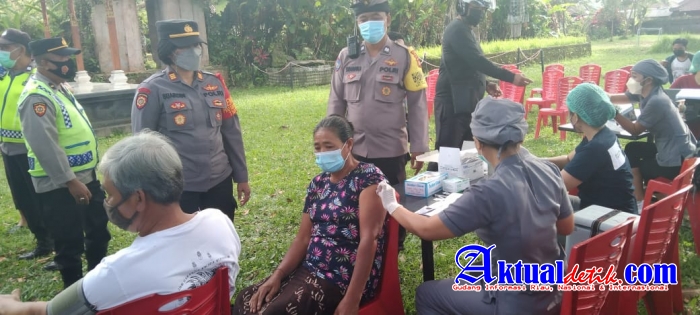 Bhabinkamtibmas Polsek Tampaksiring Antar Jemput Kaum Lansia Untuk Melaksanakan Vaksinasi