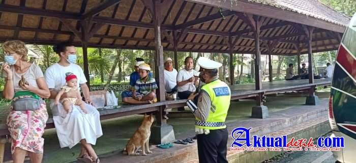 Personil Polres Gianyar Sasar Obyek Wisata Tirta Empul Himbau Prokes Covid-19