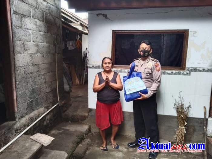 Polres Karangasem Bagikan Sembako Ke Warga Kurang Mampu Dampak Kenaikan Harga BBM