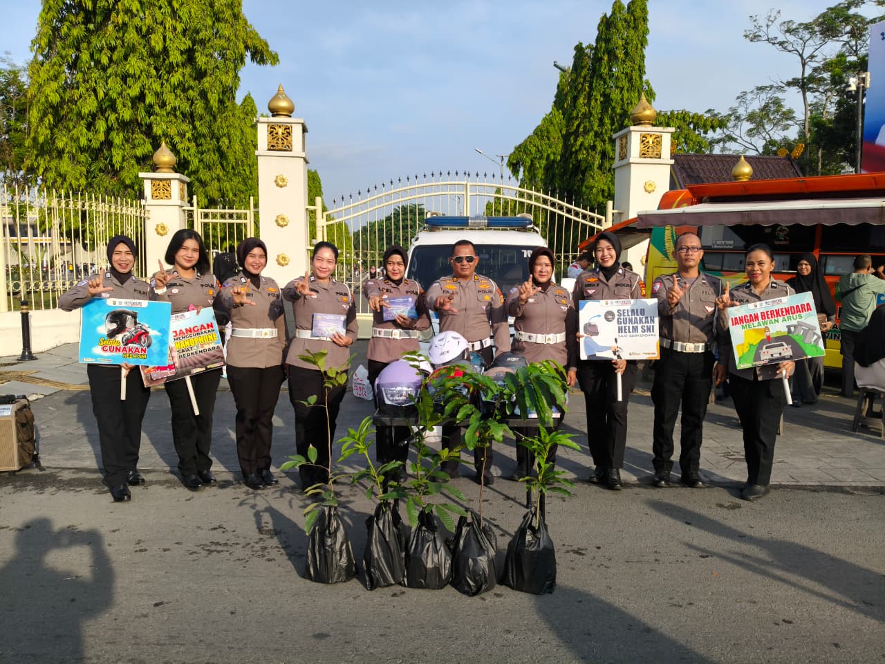 Humanis di CFD Pekanbaru: Ditlantas Polda Riau Sapa Warga, Bagi-Bagi Helm SNI hingga Bibit Tanaman