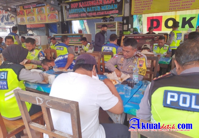 Satlantas Polrestabes Semarang Ciptakan Kamtibcarlancar Ajak Sarapan Bersama Kaum Duafa