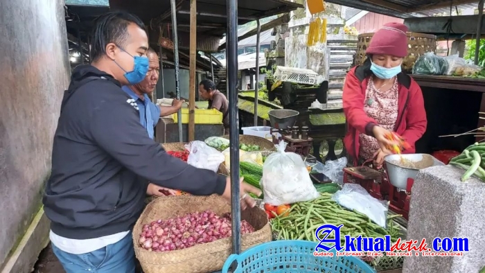 Pantau Harga Kebutuhan Pokok, Anggota Unit Intel Polsek Abang Terjun Ke Pasar Rakyat