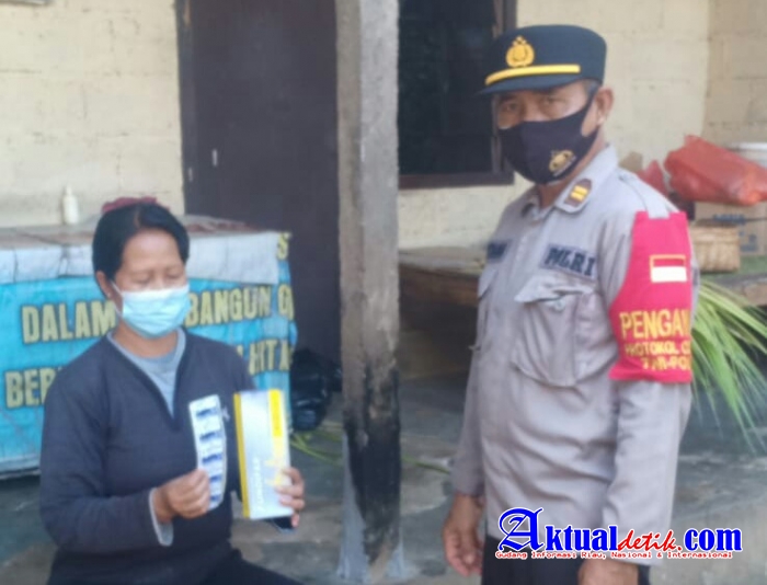 PPKM Darurat, Polres Klungkung bagikan Multivitamin Untuk Jaga Imun Tubuh