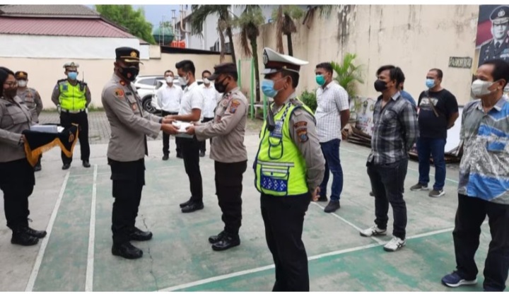 Peduli anggota, Kapolsek Medan Timur Berikan Vitamin dan Masker Jaga Kesehatan