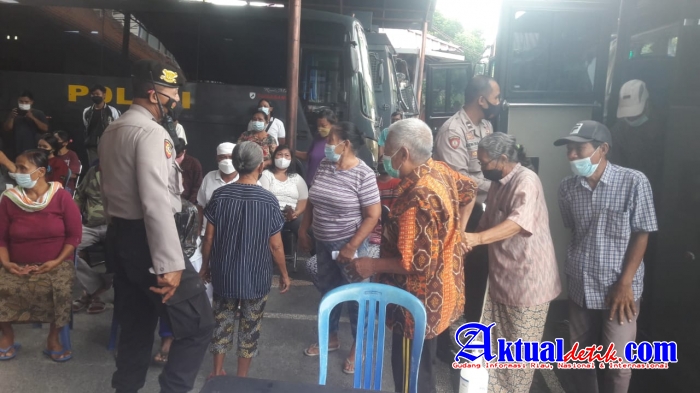 Polres Gianyar Secara Masih Laksanakan Penjemputan Para Lansia Untuk Divaksin