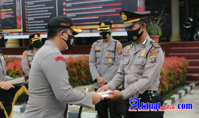 Kapolres Pematangsiantar Pimpin Upacara Pelepasan Purna Bhakti Dua Personil