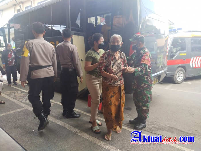 69 Warga Lansia Kembali di Jemput Polres Gianyar, Untuk di Vaksinasi