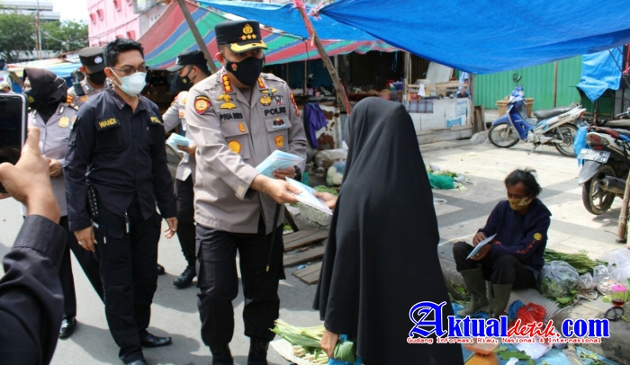 Bagikan Masker, Kapolresta Kunjungi Pedagang Serta Masyarakat di Pasar