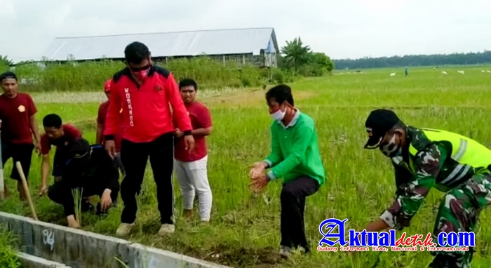 Koramil Trucuk, Bersama Pemdes Tulungrejo Karya Bakti Tanam Bunga