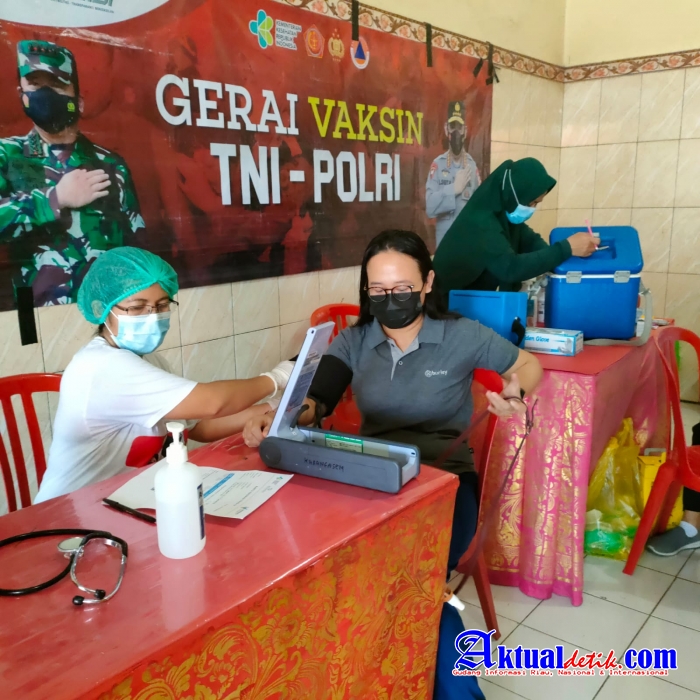Tak Mengenal Hari Minggu, Team Vaksinator Polres Karangasem Genjot Vaksinasi di Pasar Karangsokong