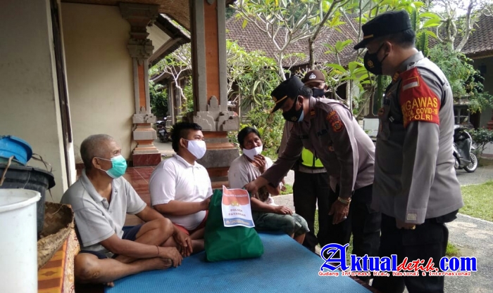 Berbagi di Sabtu Ceria, Polsek Payangan Bagikan Paket Sembako