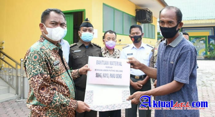 Peduli Masyarakat Korban Bencana, Bupati Sergai Serahkan Bantuan Material Bangunan