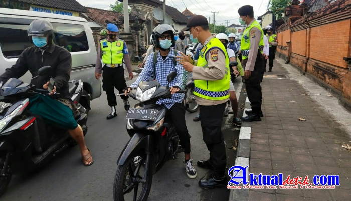 Penyekatan di Jalan Raya Batubulan Menuju Denpasar Diperketat