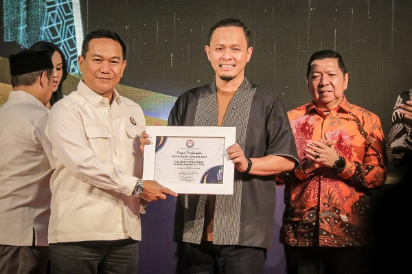 Komitmen Bangun SDM Digital, Agung Nugroho Raih Tokoh Inspiratif Penyiaran KPID Riau Award 2025