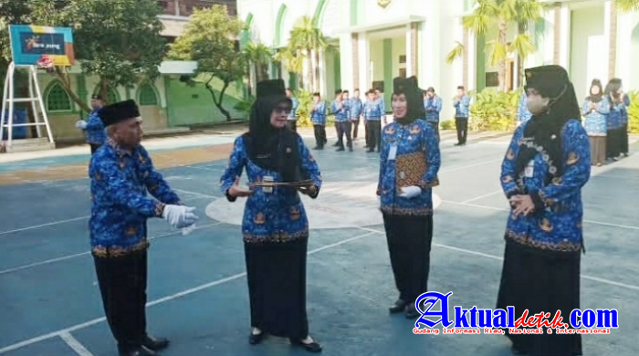 Peringati HUT KORPRI Ke-51, SMAN 4 Semarang Gelar Upacara Bendera