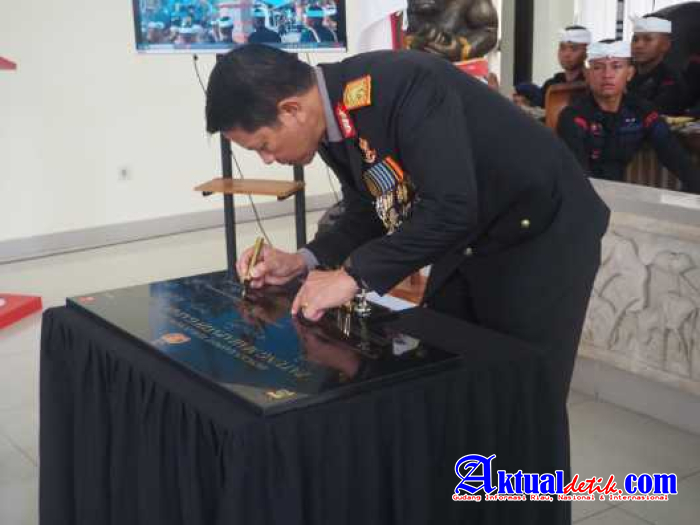 Resmikan Patung Gajah Mada, Kapolda Bali dan Dansat Brimob Tandatangani Prasasti