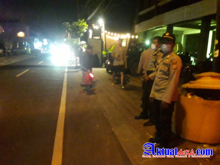 Waka Polsek Kuta Utara Pimpin Patroli Awasi PPKM Level-2 dan Ingatkan Prokes