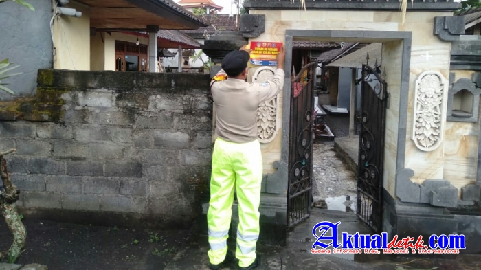 Dukung Warga Laksanakan Isolasi Mandiri Bhabinkamtibmas Desa Lebih Pasangi Stiker