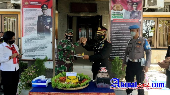 Hari Bhayangkara Ke-75, Danramil 01/ Gianyar Berikan Nasi Tumpeng Pada Kapolsek Gianyar