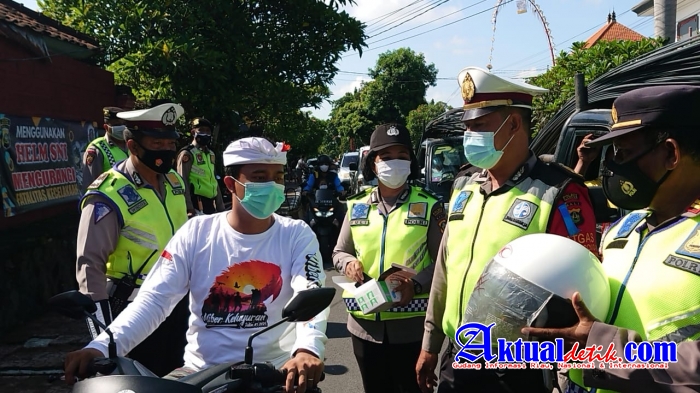 Wow Mantap..., Operasi Zebra Agung 2021 Polres Gianyar Bagikan Helm Gratis ke Pengendara