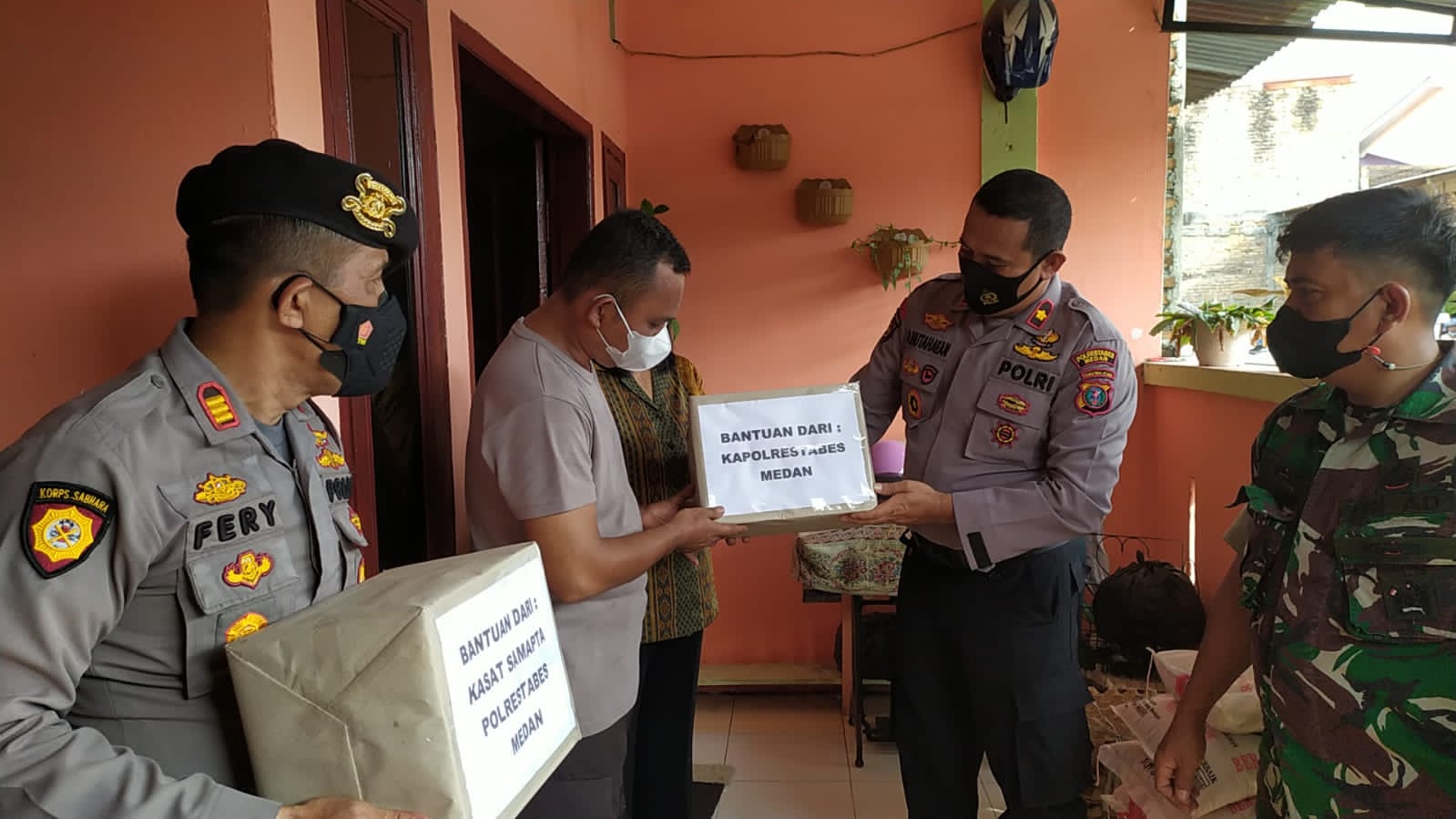 Kapolrestabes Medan Beri Bansos Kepada Anggota Sat Samapta Terkena Bencana Angin Puting Beliung