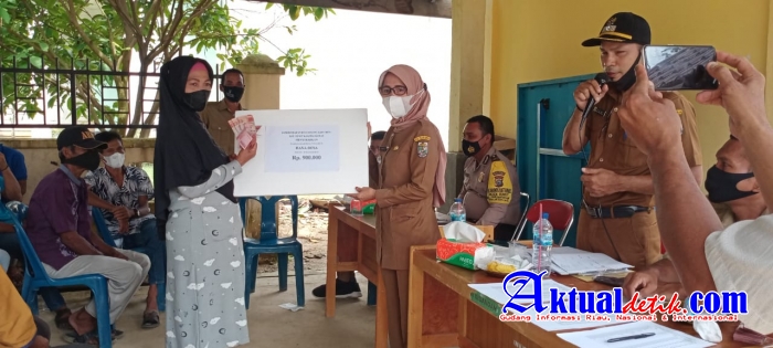 Camat Bunut Serahkan BLT DD Di Desa Sialang Kayu Batu