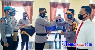 Kapolda Riau Berikan Penghargaan Kepada Personil Polres Kampar
