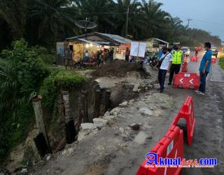 Kastlan Polres Simalungun Bersama Jajarannya Sigap Amankan Jalan Amblas