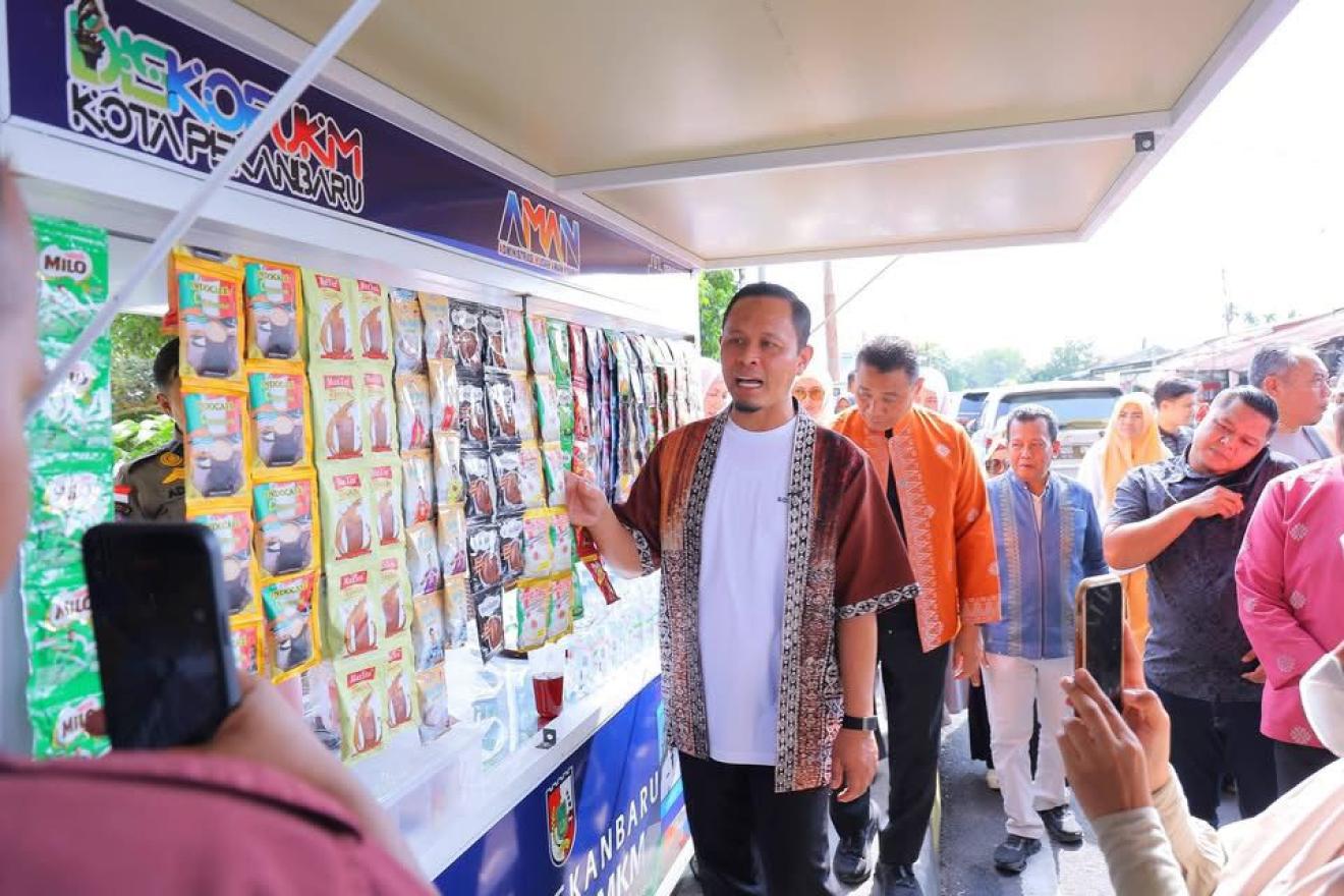 Dukung UMKM Lokal, Wali Kota Pekanbaru Bagikan Belasan Gerobak Bantuan