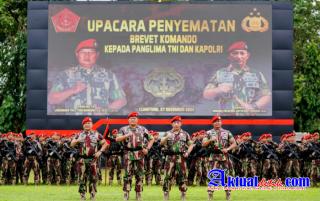 Disematkan Baret Merah Kopassus, Kapolri: Jangan Ragukan Sinergisitas TNI-Polri Jaga NKRI