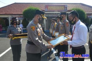 Kapolres Karangasem Beri Penghargaan Anggota Berprestasi Dalam Tugas