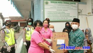 Polwan Polres Gianyar Bersama Bhayangkari Cabang Gianyar Bagikan Takjil