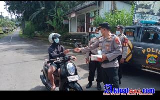 Polres Gianyar Bersama Jajaran Polsek Payangan Gelar Giat Prokes Covid 19 dan Bhakti Sosial