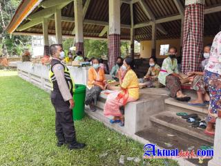 Bhabinkamtibmas Desa Pesaban Lakukan Sambang Himbau Warga Taati Prokes