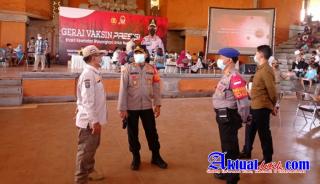 Antusias Masyarakat Buleleng Datang ke Gedung Kesenian Gde Manik Untuk Mendapatkan Vaksin