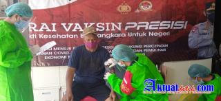 Percepat Vaksinasi Covid-19, Vaksinator Polres Gianyar Langsung Datangi Rumah Warga