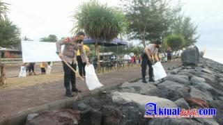 Sambut Hari Bhayangkara ke 75 Polres Gianyar Gelar Bhakti Sosial di Pantai Masceti