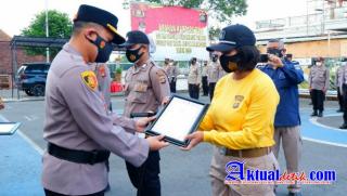 Kapolres Karangasem Berikan Reward And Punishment Pada Personil Berprestasi Dalam Tugas