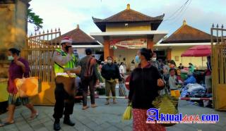 Tekan Penyebaran Covid-19, Polsek Blahbatuh Berikan Himbauan Prokes Di Pasar Yadnya