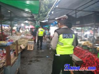 Piket Satfung Polsek Rendang Tak Bosan Edukasi dan Himbau Pedagang Serta Pengunjung Pasar Sengol