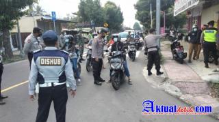 Wakapolres Gianyar Pantau Penyekatan Di Pintu Masuk Timur Kabupaten Gianyar