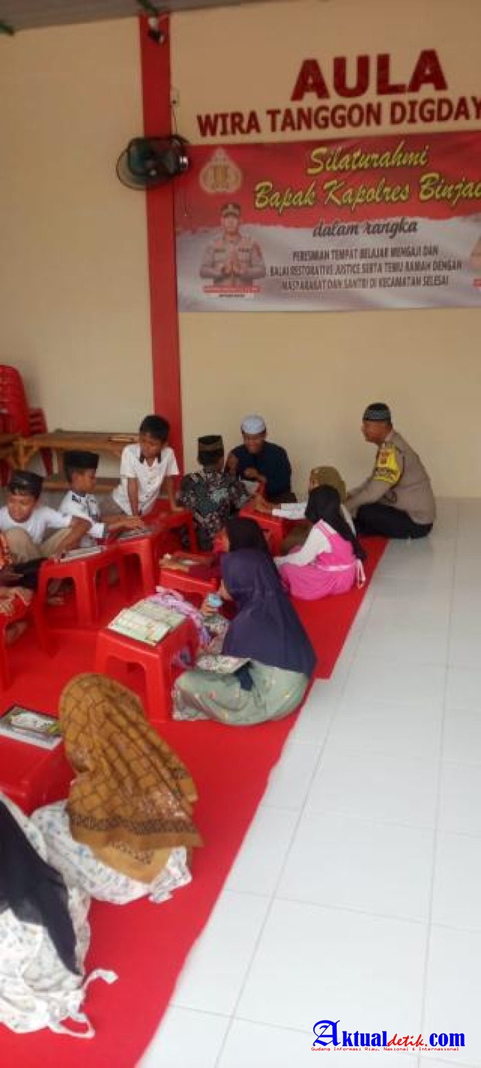 Bhabinkamtibmas Tebar Kepedulian Dampingi Anak-Anak Belajar Alquran Di Polsek Selesai