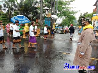 Babinsa Kodim 1616/Gianyar Atensi Kegiatan Keagamaan dan Edukasi Prokes