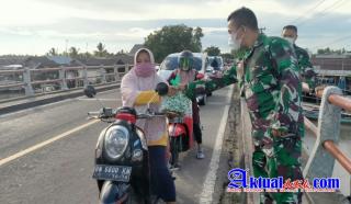 Prajurit Korem 045/Gaya Bagi Takjil dan Pantau Prokes Warga