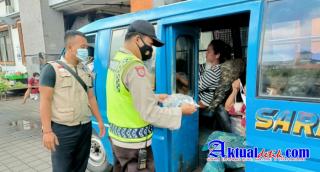 Langkah Nyata Wujud Pencegahan Covid-19, Polsek Ubud Bagikan Masker di Pasar Tradisional
