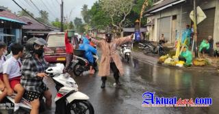 Meski Hujan, Personil Polsek Abang Tetap Layani Masyarakat Para Pengguna Jalan