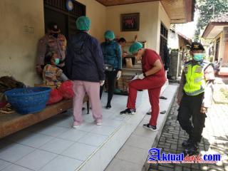Bhabinkamtibmas Desa Singakerta Dampingi Vaksinator Laksanakan Vaksinasi Door To Door Kaum Lansia