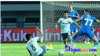 Diwarna Hujan Gol, Persib Bandung Gilas Persita Tangerang 5 - 0 